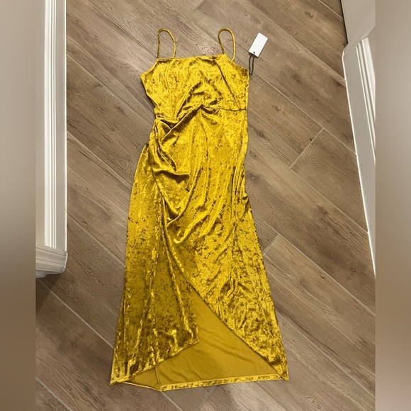 NWT Saylor Cyndey Elegant Gold Velvet Midi Dress - Medium - yellow - Picture 4 of 6